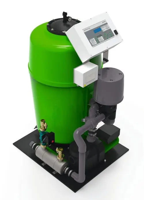 Grünbeck Filteranlage in grüner Farbe mit Steuerungseinheit. Enthält Rohre und Anschlüsse zur Wasserfiltration. Montiert auf schwarzem Untergrund.